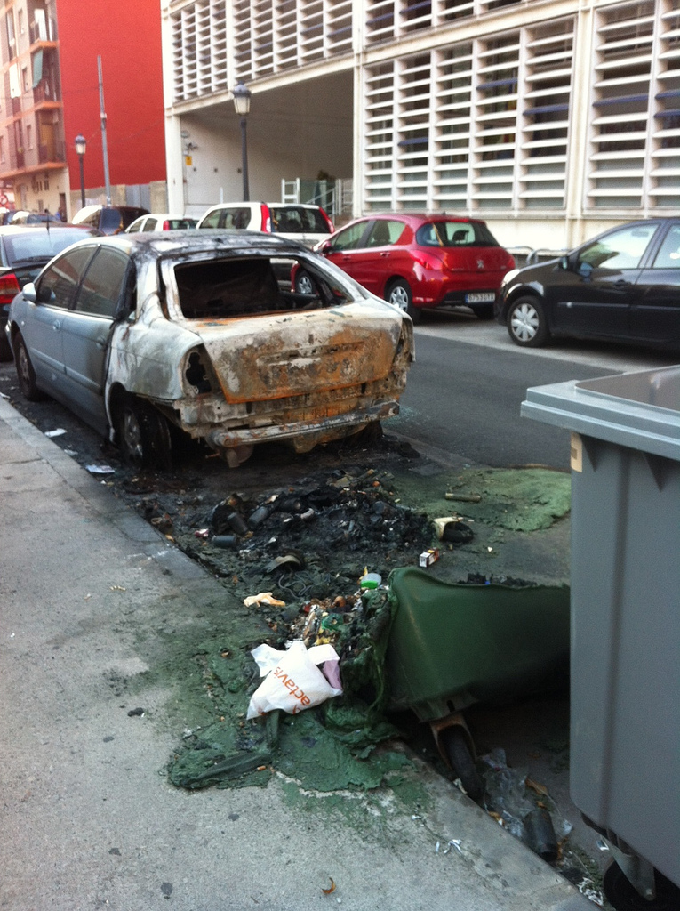 Mobiliario urbano y fuego. Ejemplo de contenedor de basura quemado.