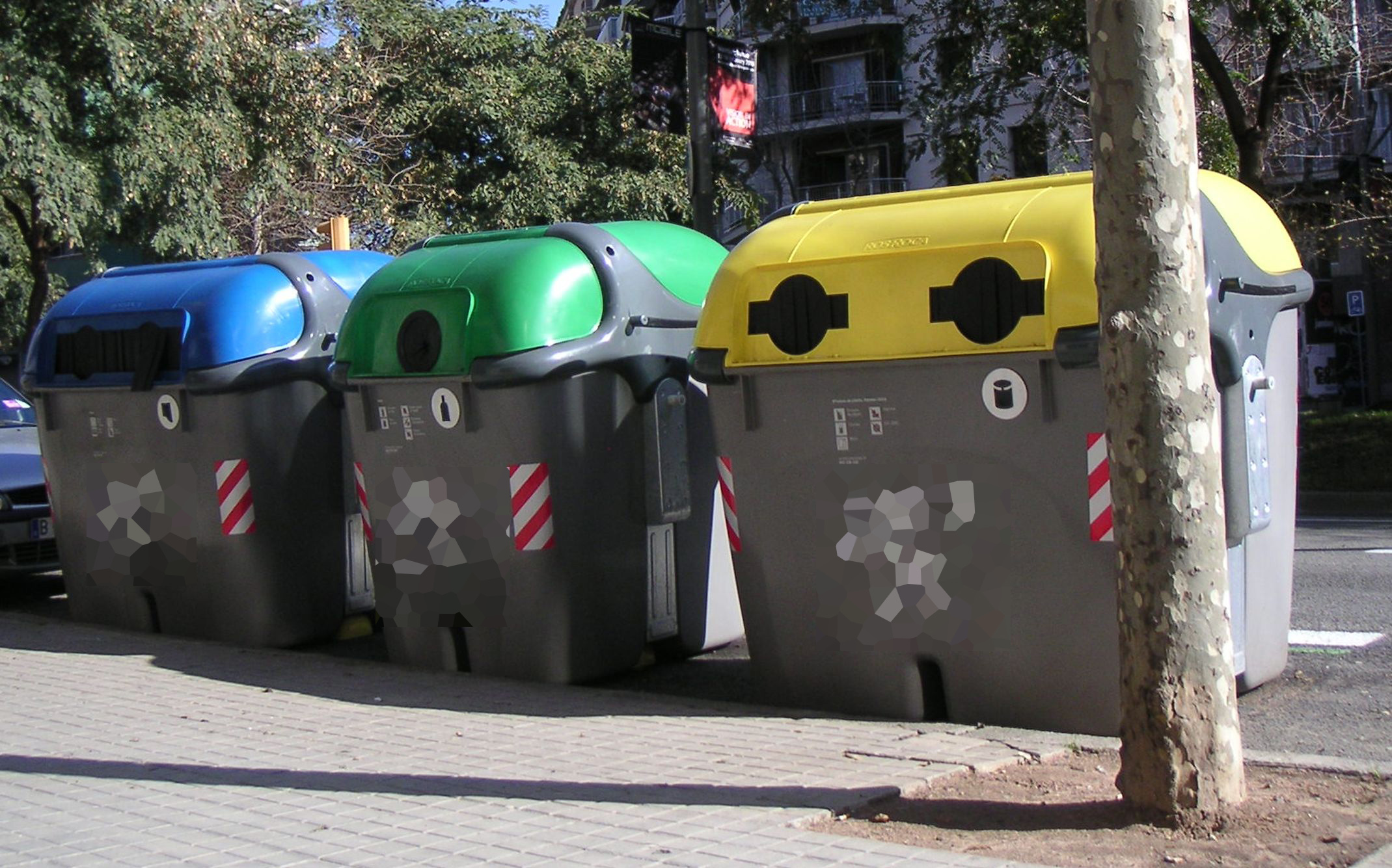 Contenedores de plástico cerca de árboles en Barcelona